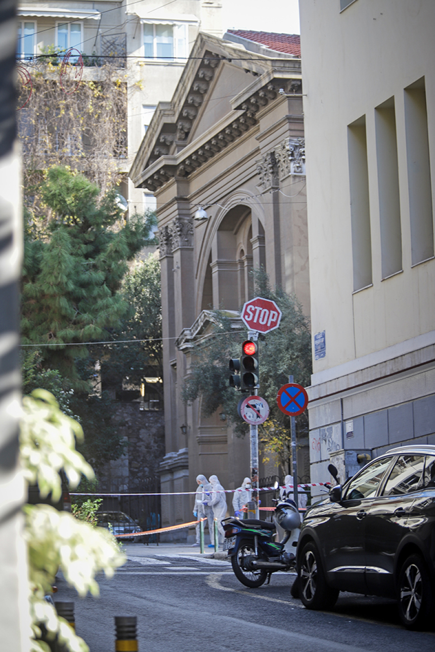 Κολωνάκι: Έκρηξη έξω από τον Άγ. Διονύσιο - Τραυματίστηκαν ένας αστυνομικός και ο νεωκόρος του ναού