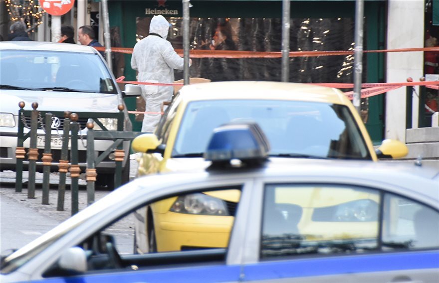 Κολωνάκι: Έκρηξη έξω από τον Άγ. Διονύσιο - Τραυματίστηκαν ένας αστυνομικός και ο νεωκόρος του ναού