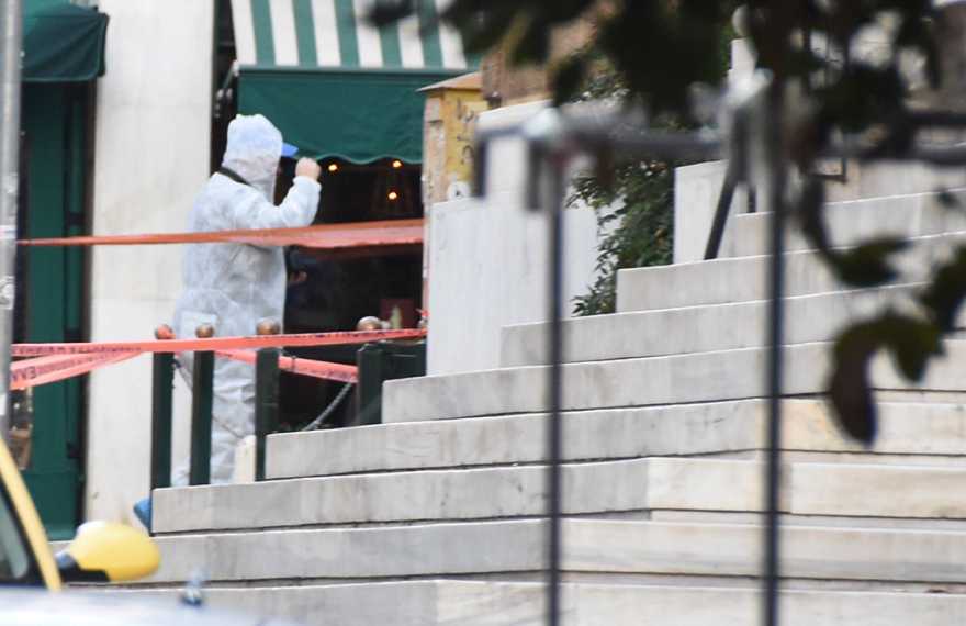 Κολωνάκι: Έκρηξη έξω από τον Άγ. Διονύσιο - Τραυματίστηκαν ένας αστυνομικός και ο νεωκόρος του ναού