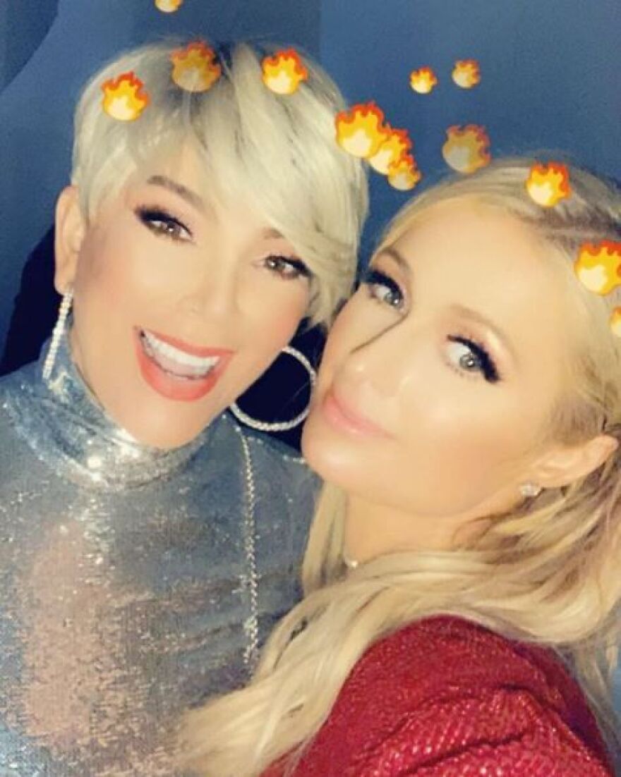  Κιμ Καρντάσιαν: Φωτογραφίες από το λαμπερό χριστουγεννιάτικο πάρτι της