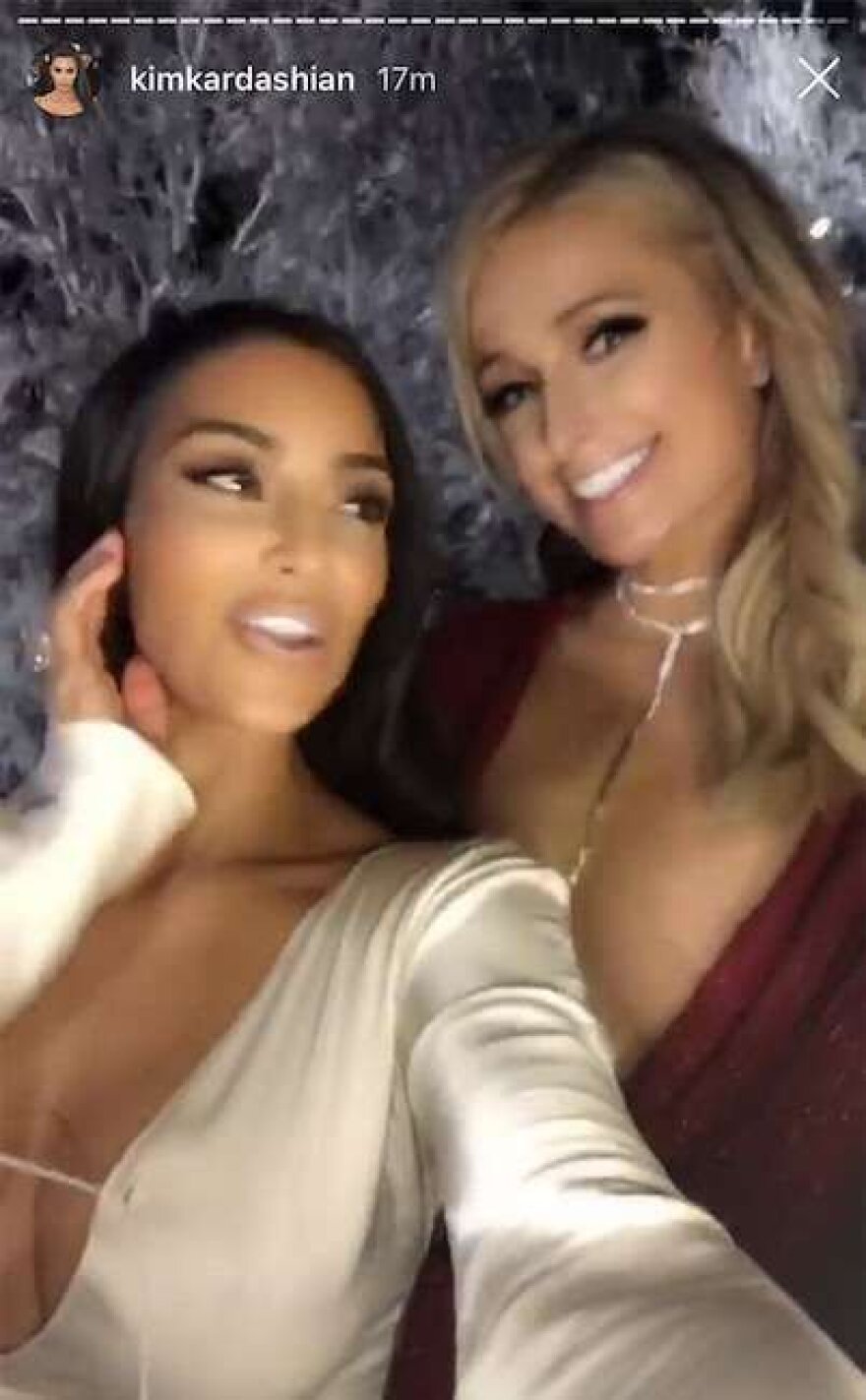  Κιμ Καρντάσιαν: Φωτογραφίες από το λαμπερό χριστουγεννιάτικο πάρτι της