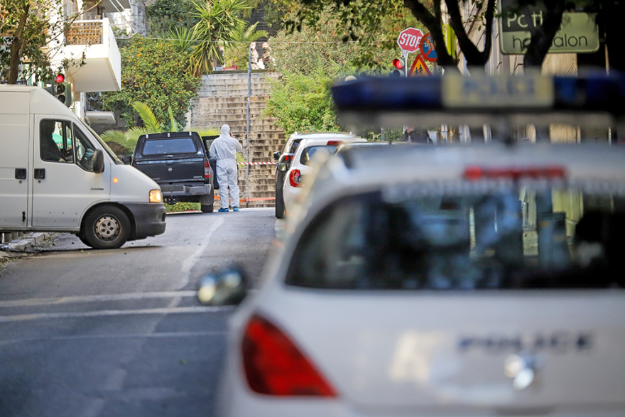 Κολωνάκι: Έκρηξη έξω από τον Άγ. Διονύσιο - Τραυματίστηκαν ένας αστυνομικός και ο νεωκόρος του ναού