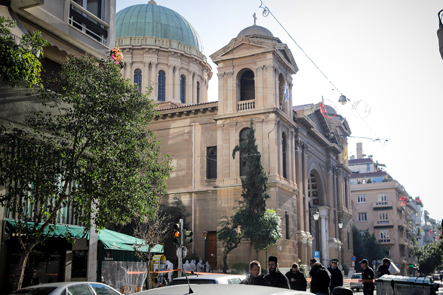 Κολωνάκι: Έκρηξη έξω από τον Άγ. Διονύσιο - Τραυματίστηκαν ένας αστυνομικός και ο νεωκόρος του ναού