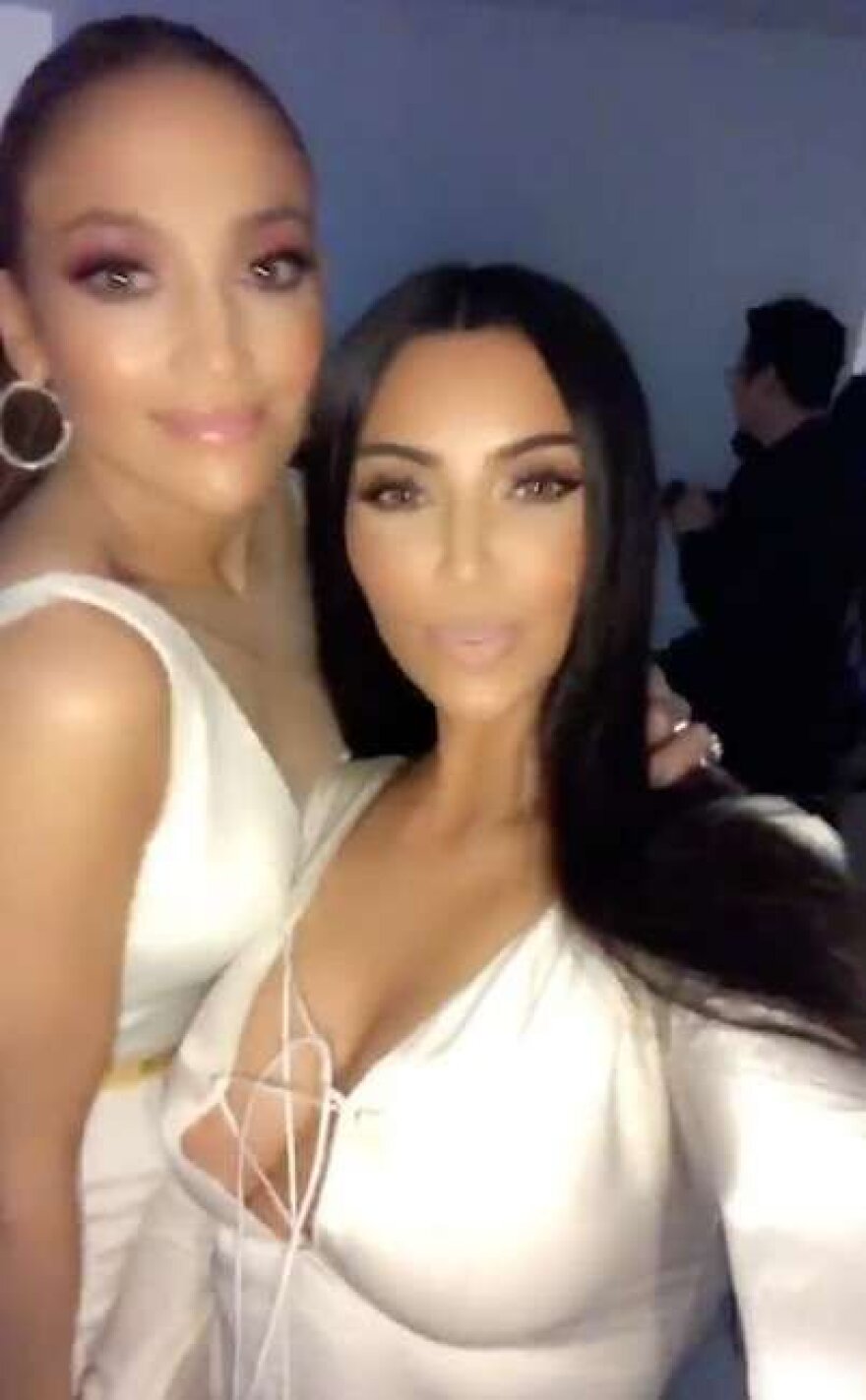  Κιμ Καρντάσιαν: Φωτογραφίες από το λαμπερό χριστουγεννιάτικο πάρτι της