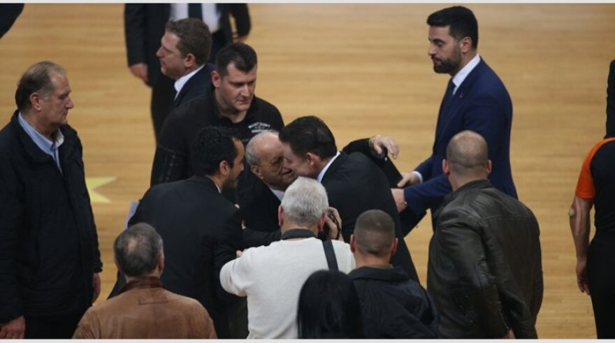 H συγκλονιστική αγκαλιά του Θανάση Γιαννακόπουλου με τον Πιτίνο