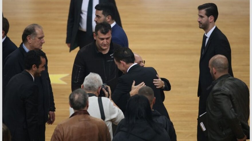H συγκλονιστική αγκαλιά του Θανάση Γιαννακόπουλου με τον Πιτίνο