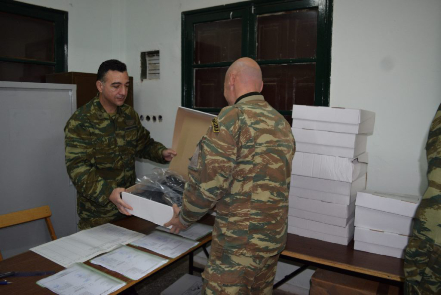 Παπούτσι από τον τόπο σου: Ο στρατός μοίρασε 20.000 ελληνικά άρβυλα σε στελέχη του