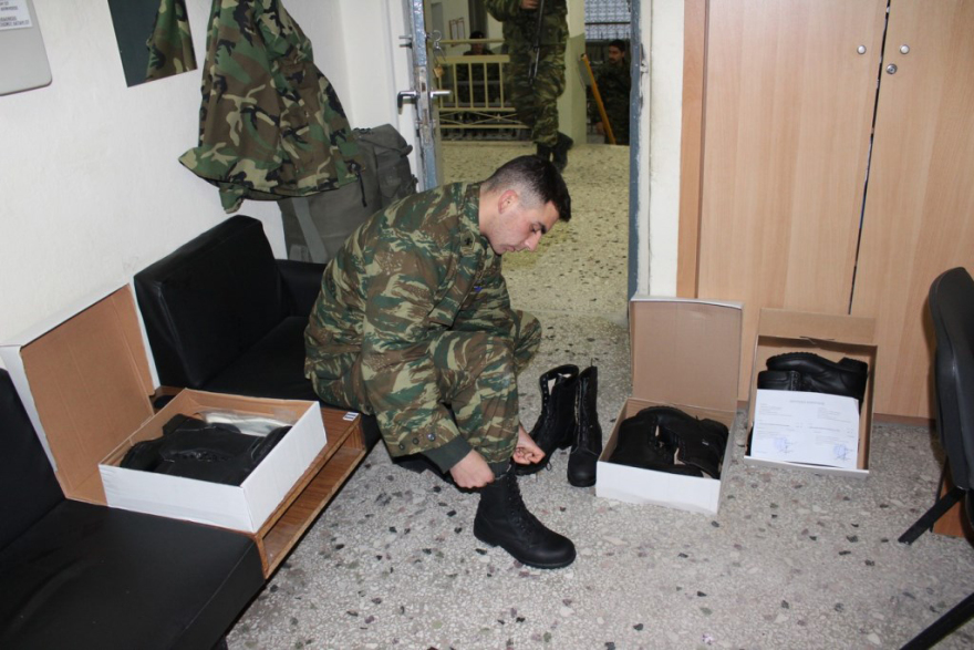 Παπούτσι από τον τόπο σου: Ο στρατός μοίρασε 20.000 ελληνικά άρβυλα σε στελέχη του