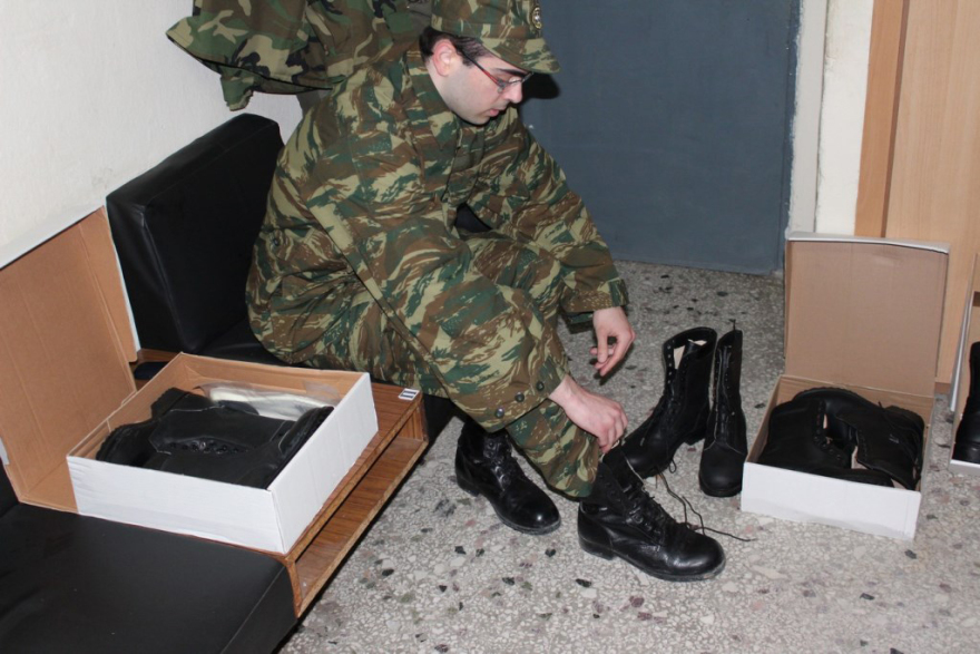 Παπούτσι από τον τόπο σου: Ο στρατός μοίρασε 20.000 ελληνικά άρβυλα σε στελέχη του