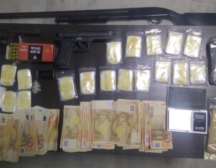 Κρήτη: Όπλα και πολύ χρήμα είχαν οι διακινητές κοκαΐνης στα Χανιά