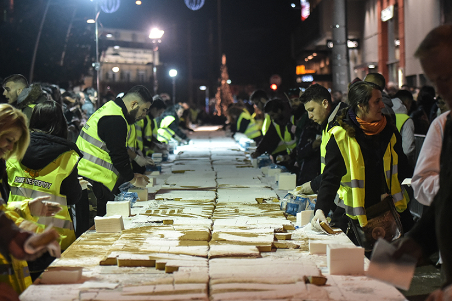 Βασιλόπιτα γίγας 3,5 τόνων και με 200 φλουριά στο Περιστέρι - Δείτε φωτογραφίες