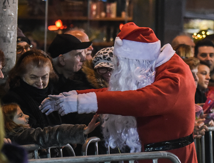 Βασιλόπιτα γίγας 3,5 τόνων και με 200 φλουριά στο Περιστέρι - Δείτε φωτογραφίες