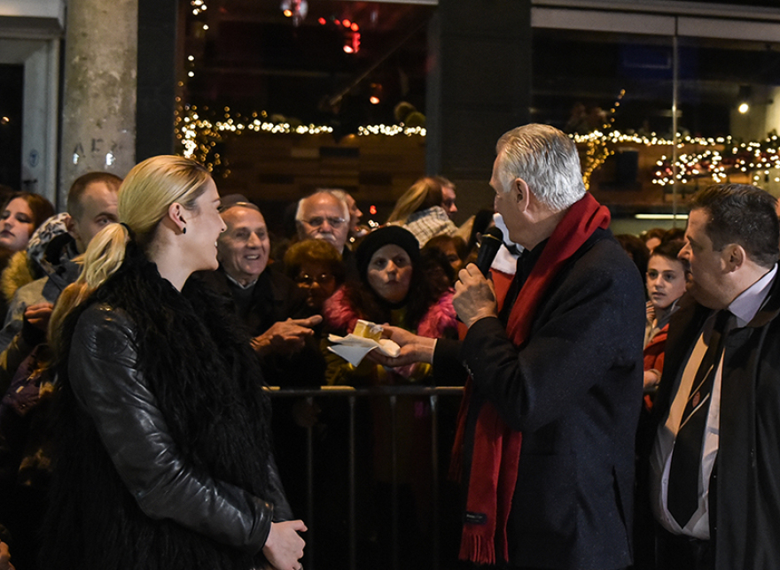 Βασιλόπιτα γίγας 3,5 τόνων και με 200 φλουριά στο Περιστέρι - Δείτε φωτογραφίες