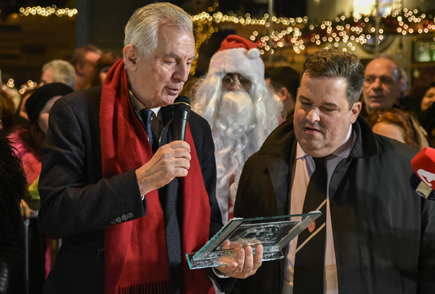 Βασιλόπιτα γίγας 3,5 τόνων και με 200 φλουριά στο Περιστέρι - Δείτε φωτογραφίες