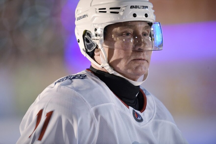 Ο Πούτιν έβαλε τα παγοπέδιλά του και έπαιξε χόκεϊ στην Κόκκινη Πλατεία