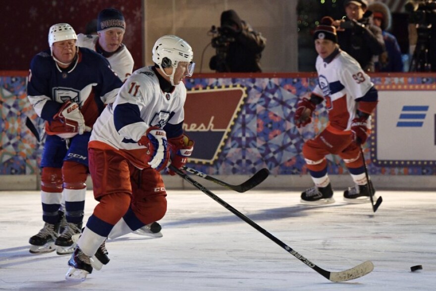 Ο Πούτιν έβαλε τα παγοπέδιλά του και έπαιξε χόκεϊ στην Κόκκινη Πλατεία