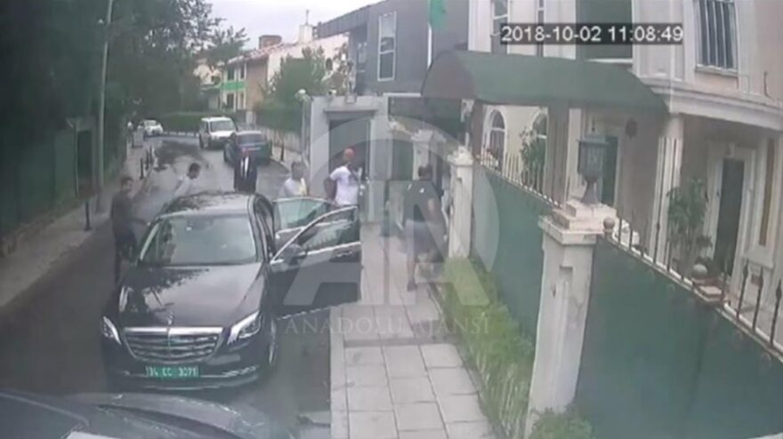 Υπόθεση Κασόγκι:  Βίντεο σοκ δείχνει άνδρες που -πιθανότατα- μεταφέρουν σε βαλίτσες τον διαμελισμένο δημοσιογράφο