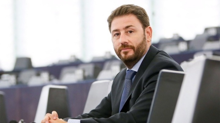 ΠΑΣΟΚ: Tο καρπούζι από την Κρήτη, το μαχαίρι από τα γκάλοπ
