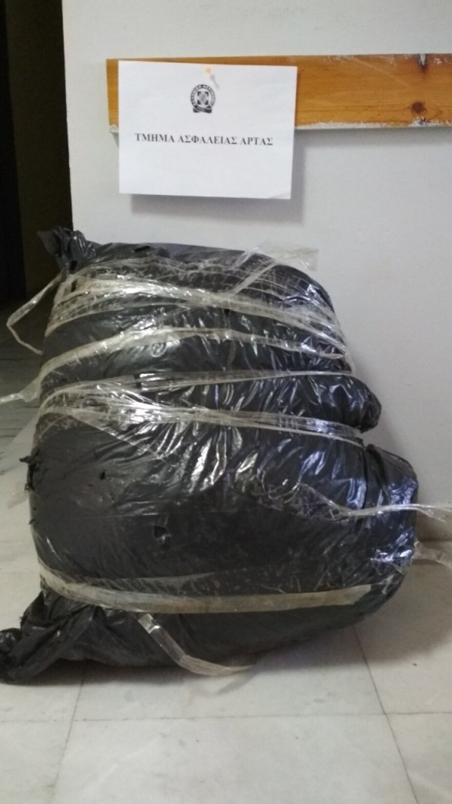 Άρτα: Τράκαραν και συνελήφθησαν οι μεταφορείς 12 κιλών χασίς