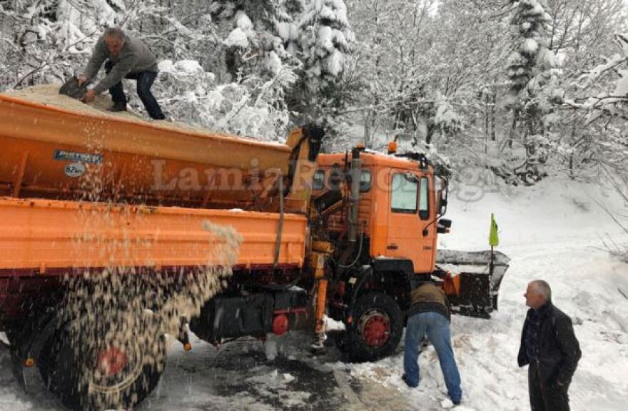 Καιρός: Σαρώνει ο «Ραφαήλ» - Δεμένα πλοία, διακοπές ρεύματος, κλειστοί δρόμοι 