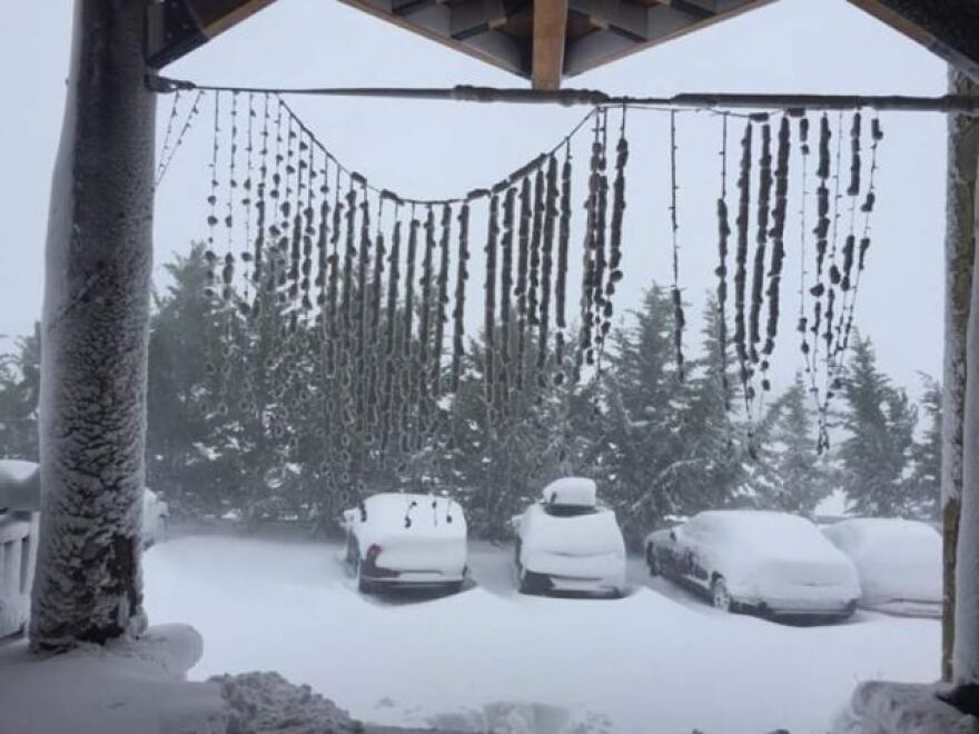 Ο χιονιάς «σαρώνει» την Αράχωβα - Κλειστό το Χιονοδρομικό Κέντρο Παρνασσού 