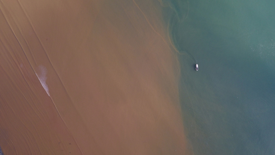 Φωτογραφίες: Η θάλασσα βάφτηκε καφέ  από τις ισχυρές βροχές στη Νέα Κίο