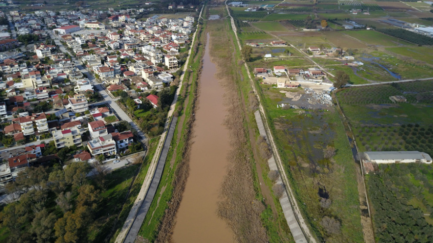 Φωτογραφίες: Η θάλασσα βάφτηκε καφέ  από τις ισχυρές βροχές στη Νέα Κίο