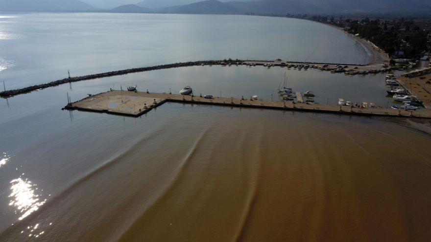 Φωτογραφίες: Η θάλασσα βάφτηκε καφέ  από τις ισχυρές βροχές στη Νέα Κίο