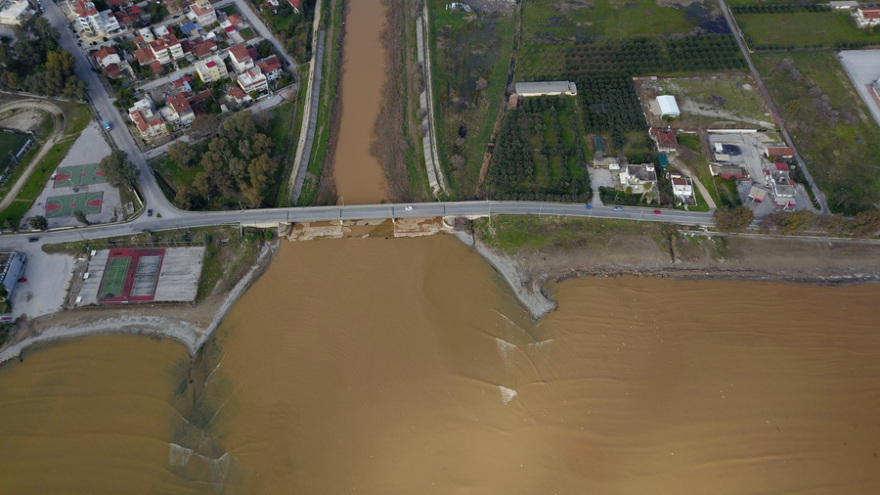 Φωτογραφίες: Η θάλασσα βάφτηκε καφέ  από τις ισχυρές βροχές στη Νέα Κίο