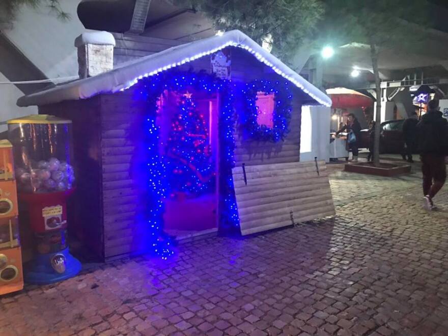 Επίθεση στο «ταχυδρομείο του Άγιου Βασίλη» στο Μαρούσι: Ανήλικοι έσπασαν καρέκλες και πάγκους