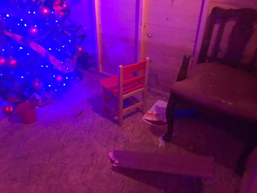 Επίθεση στο «ταχυδρομείο του Άγιου Βασίλη» στο Μαρούσι: Ανήλικοι έσπασαν καρέκλες και πάγκους