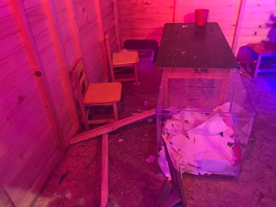 Επίθεση στο «ταχυδρομείο του Άγιου Βασίλη» στο Μαρούσι: Ανήλικοι έσπασαν καρέκλες και πάγκους