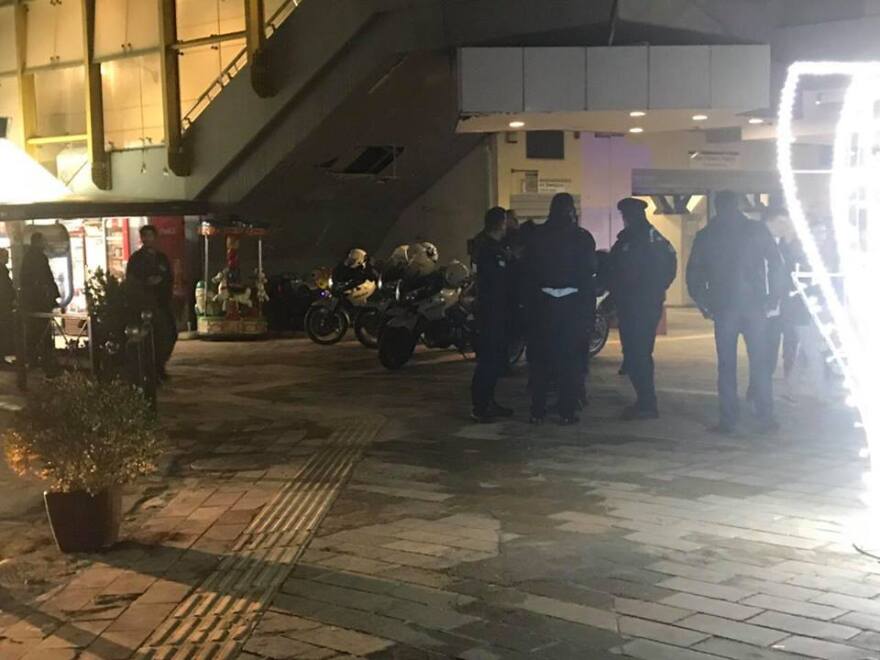 Επίθεση στο «ταχυδρομείο του Άγιου Βασίλη» στο Μαρούσι: Ανήλικοι έσπασαν καρέκλες και πάγκους