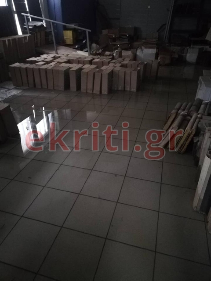 Ηράκλειο: Μούσκεμα τα αρχεία του κράτους επειδή δεν υπήρχαν... ράφια!