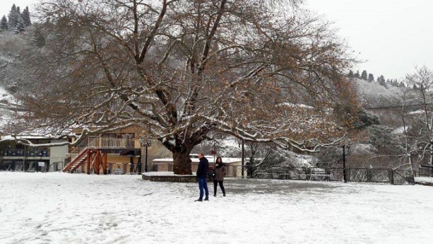 Φωτογραφίες: Ο Τσίπρας στα χιόνια με χοντρό μπουφάν και λευκές μπότες apres ski 