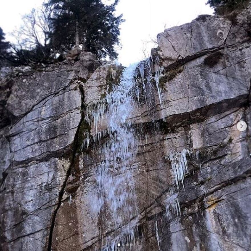 Με τους παγωμένους καταρράκτες στα Τζουμέρκα ευχήθηκε «καλή χρονιά» ο Τσίπρας