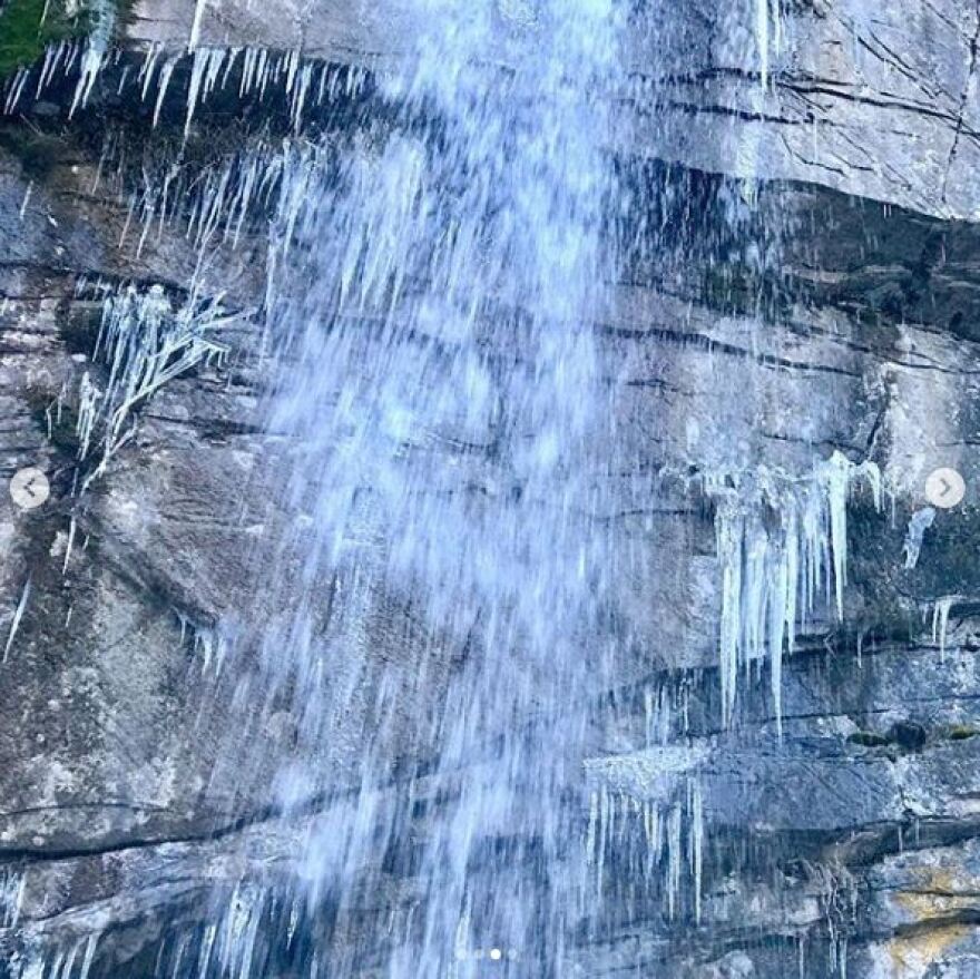 Με τους παγωμένους καταρράκτες στα Τζουμέρκα ευχήθηκε «καλή χρονιά» ο Τσίπρας