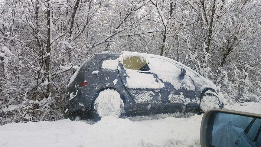 Καιρός-χιόνια: Εκτός δρόμου βρέθηκαν αυτοκίνητα στα Φάρσαλα λόγω της χιονόπτωσης