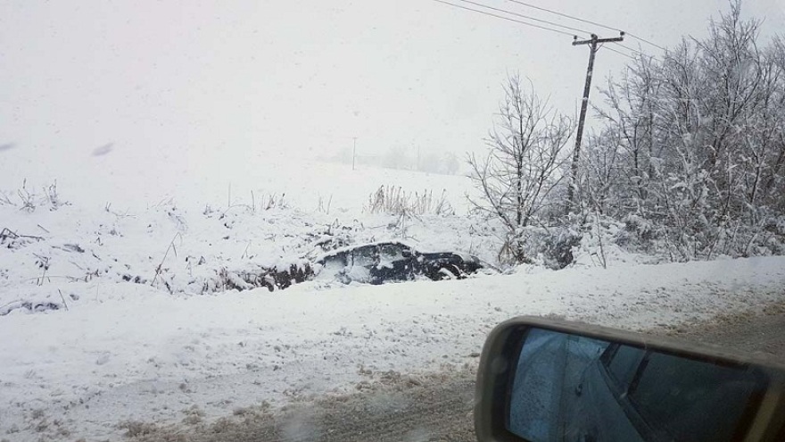 Καιρός-χιόνια: Εκτός δρόμου βρέθηκαν αυτοκίνητα στα Φάρσαλα λόγω της χιονόπτωσης