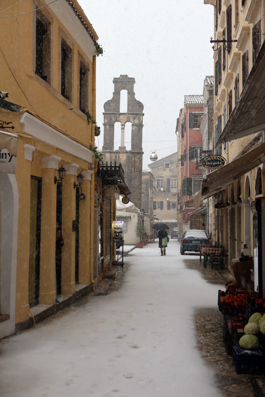 Φωτογραφίες: Η Κέρκυρα ντύθηκε στα λευκά