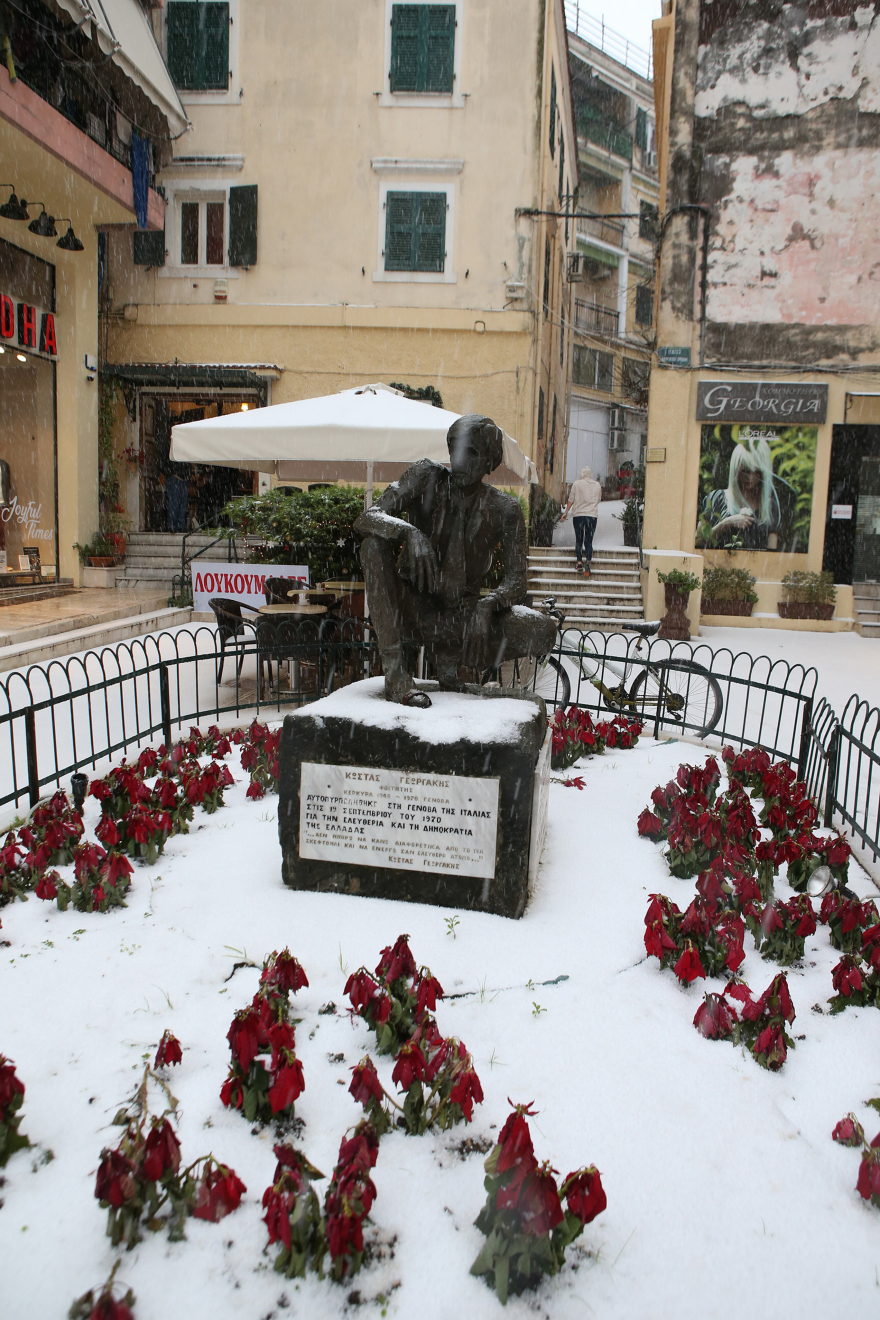 Φωτογραφίες: Η Κέρκυρα ντύθηκε στα λευκά