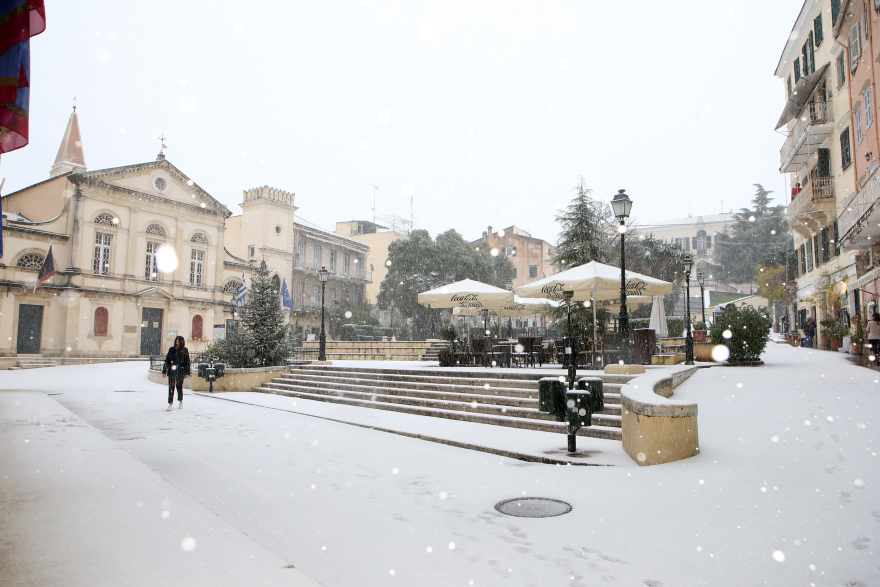 Φωτογραφίες: Η Κέρκυρα ντύθηκε στα λευκά