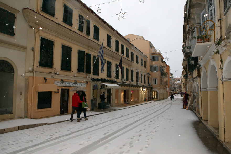 Φωτογραφίες: Η Κέρκυρα ντύθηκε στα λευκά