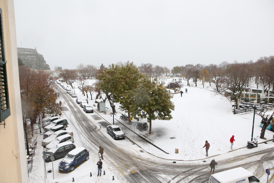 Φωτογραφίες: Η Κέρκυρα ντύθηκε στα λευκά
