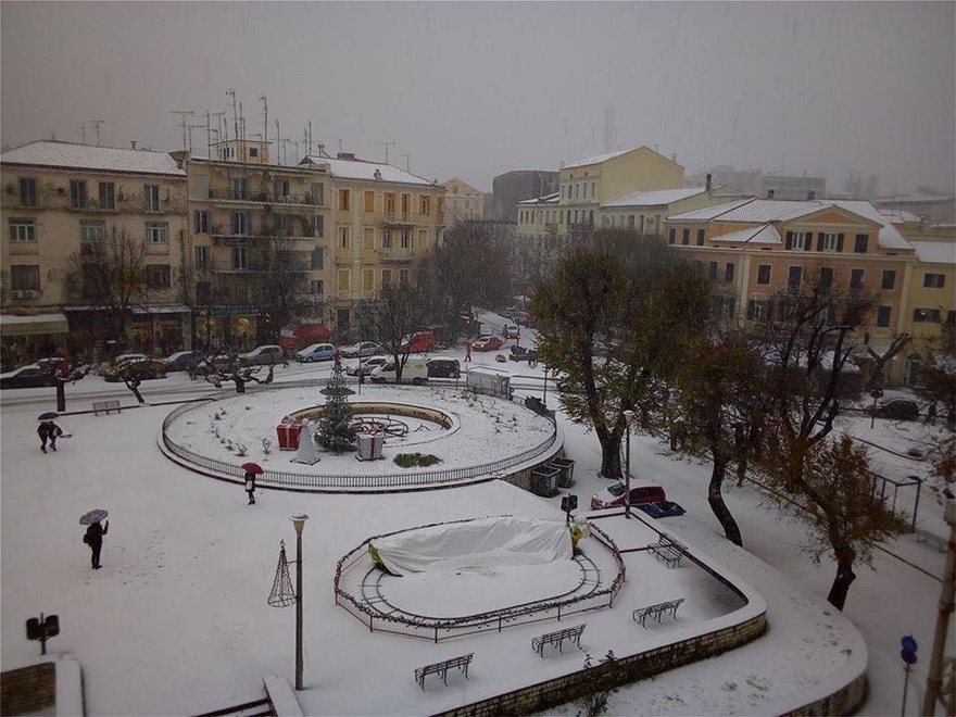 Καιρός: Σοβαρά προβλήματα από την επέλαση του χιονιά - Κλειστοί δρόμοι και διακοπές ρεύματος