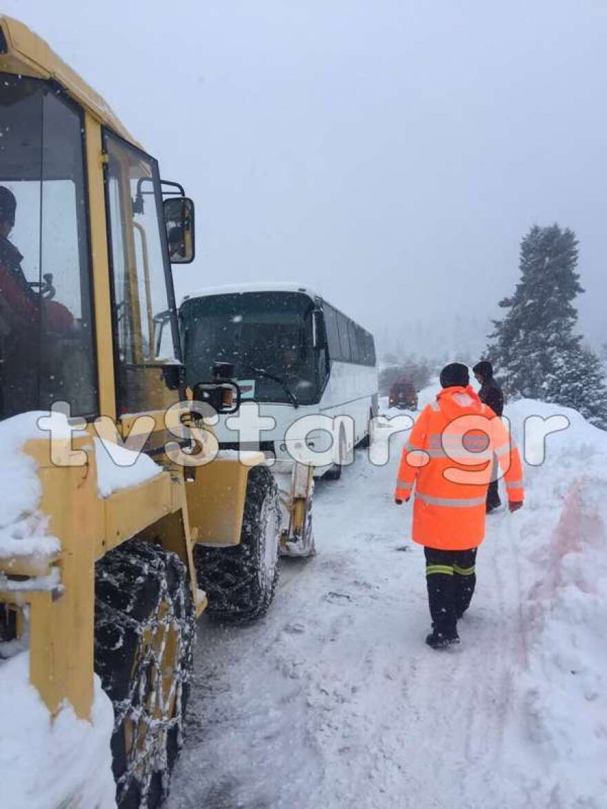 Καιρός: Σοβαρά προβλήματα από την επέλαση του χιονιά - Κλειστοί δρόμοι και διακοπές ρεύματος