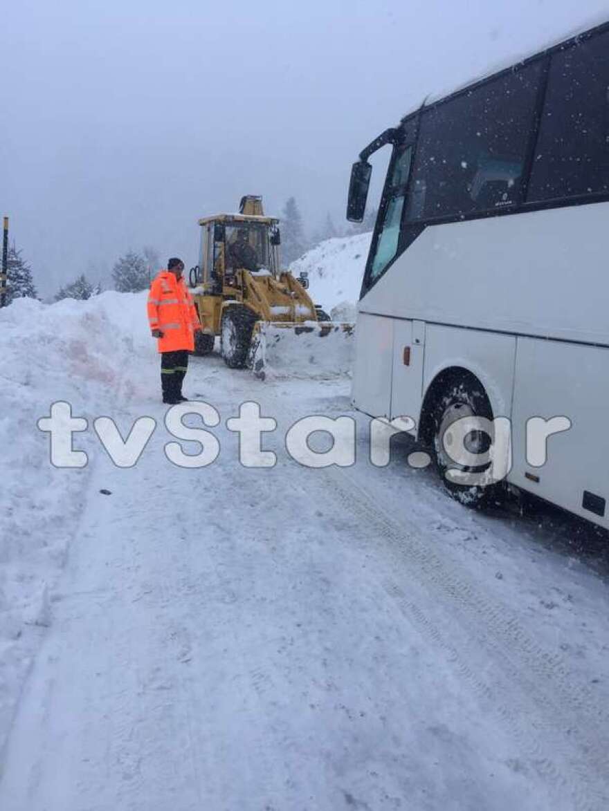 Καιρός: Σοβαρά προβλήματα από την επέλαση του χιονιά - Κλειστοί δρόμοι και διακοπές ρεύματος