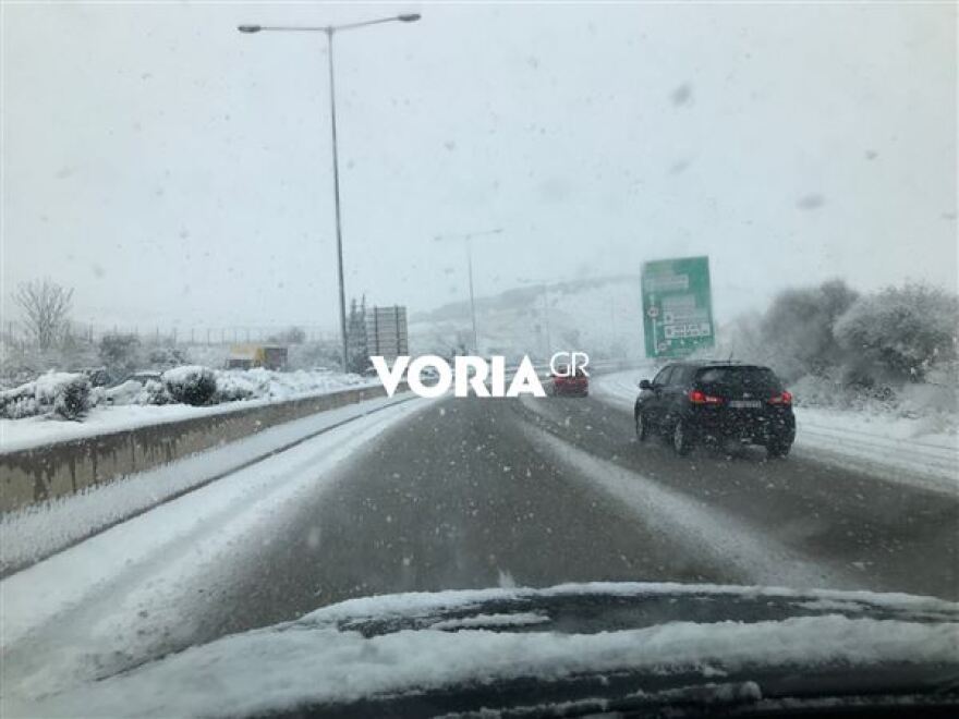Καιρός: Σοβαρά προβλήματα από την επέλαση του χιονιά - Κλειστοί δρόμοι και διακοπές ρεύματος