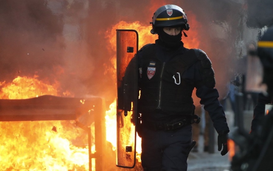 «Κίτρινα γιλέκα»: Μπήκαν με μηχάνημα εργοταξίου σε προαύλιο υπουργείου - Φυγαδεύθηκε ο κυβερνητικός εκπρόσωπος 