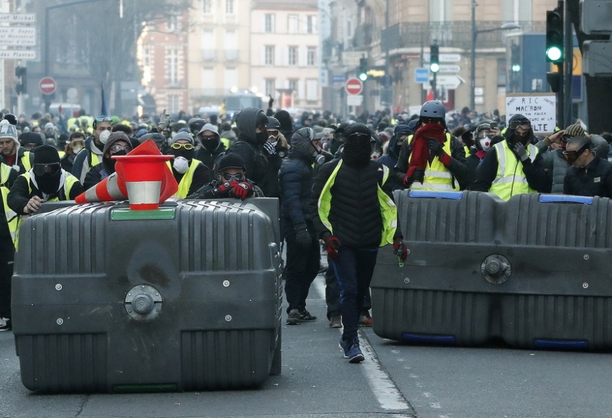 «Κίτρινα γιλέκα»: Μπήκαν με μηχάνημα εργοταξίου σε προαύλιο υπουργείου - Φυγαδεύθηκε ο κυβερνητικός εκπρόσωπος 